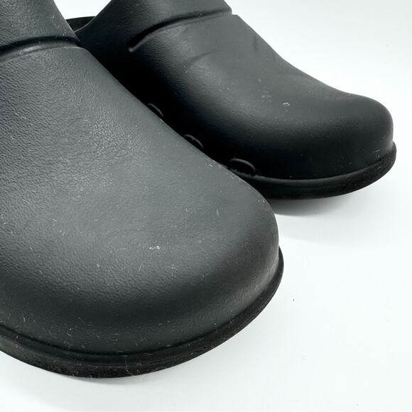 OOFOS Black Clogs - Picture 4 of 12